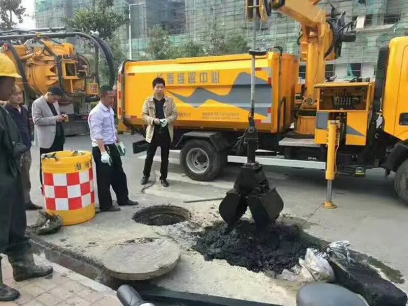大关街道：网格员化身“清道夫”，为民解忧疏通“堵心”化粪池
