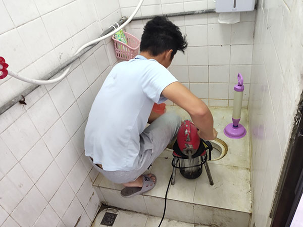 大关肥皂掉到马桶里把马桶堵住了怎么办？马桶堵住了怎么办