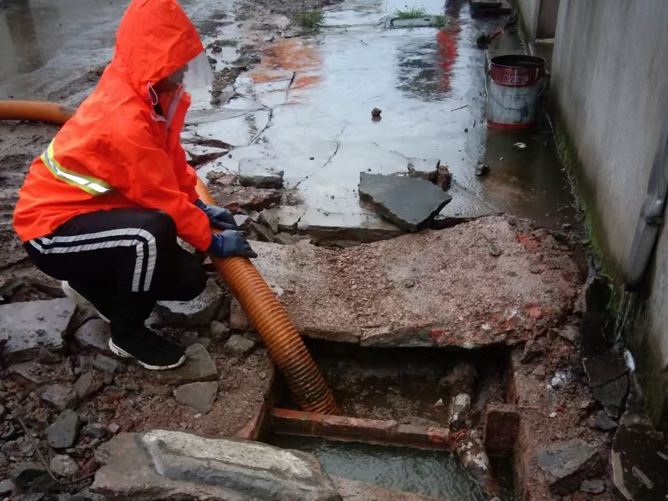 大关专业清理污水池 炜誉市政以规范流程守护城市 “肠道”