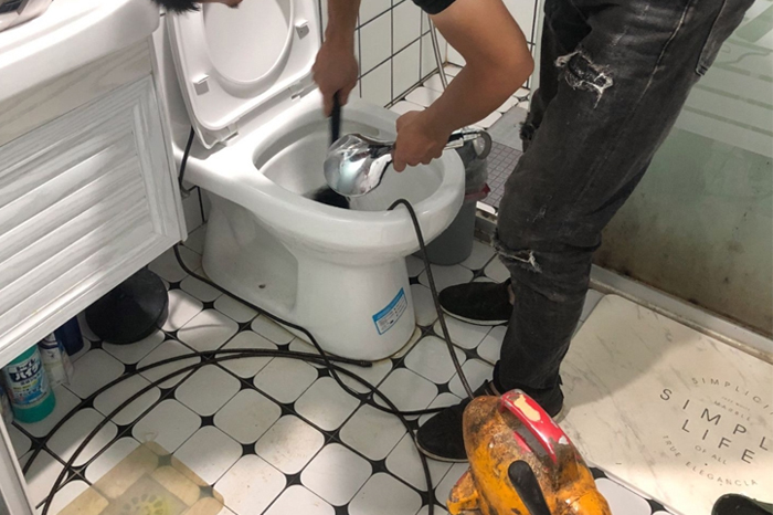 大关马桶堵塞自己疏通还是找师傅？专业上门服务让你省时更省心