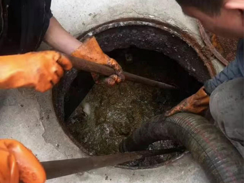 大关清理化粪池时如何避免沼气的危害？